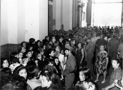 09 - Folla in attesa della vaccinazione.jpg
