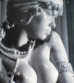 Giacomo Ginotti - Emancipazione dalla schiavitù - marmo  - 155 - 54 - 70 - firmata e datata 1877 -(particolare del seno) Napoli museo di Capodimonte.JPG