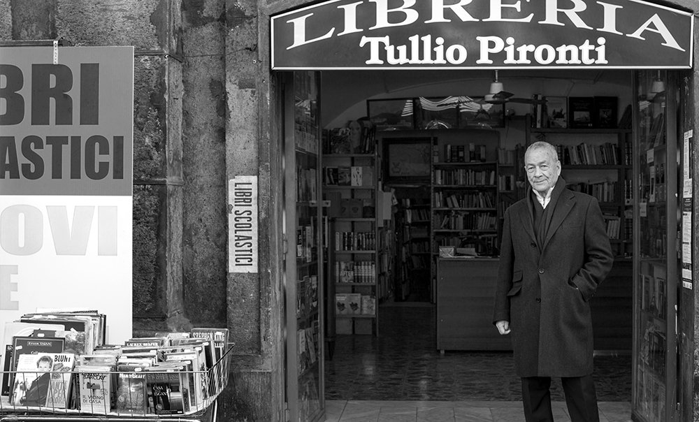 aa fig. 18 - La libreria del pugile editore Tullio Pironti.jpg