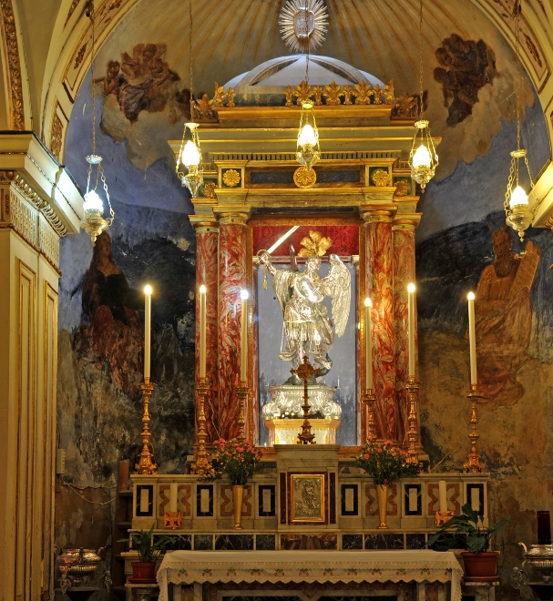 c fig. 14 - Cappella di San Michele Arcangelo. -Statua in argento e oro.jpg