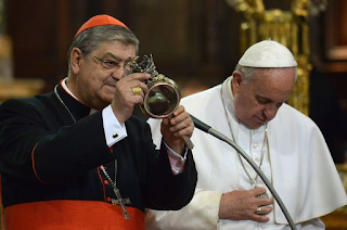fig. 5 - L'ampolla nelle mani del cardinale Sepe alla presenza di papa Francesco.png