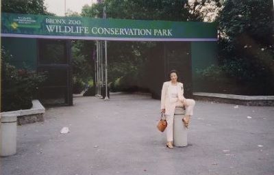 fig. 7 -  Elvira all'ingresso dello zoo.jpg