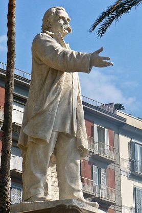 tav. 3 - Statua di  Nicola Amore  a piazza Vittoria.jpg