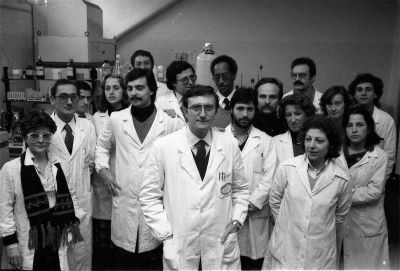 08 - Il professor Giulio Tarro con la sua equipe.jpg
