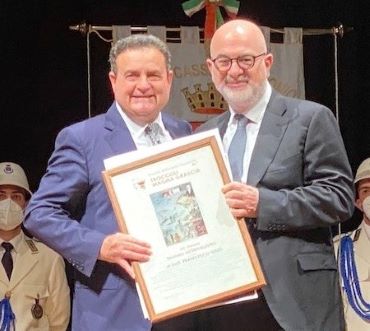 36° Pr Carlo Parisi consegna il premio a Franco Siddi.jpg