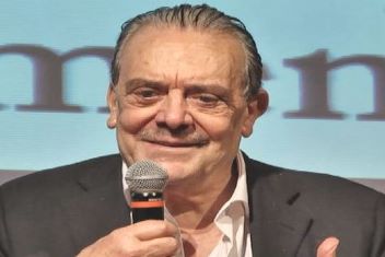 38° Pr Rino Barillari sul palcoscenico del Teatro comunale di Cassano.jpg