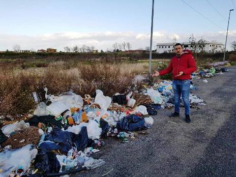 Alfonso Falcone mostra la discarica Lidl.jpg