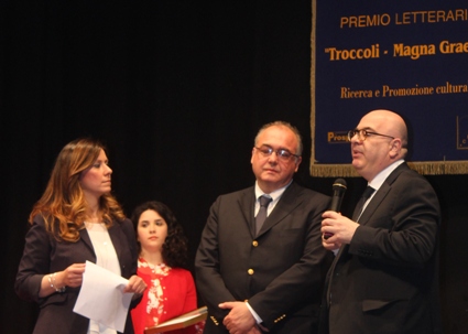 Il segretario generale aggiunto della FNSI Carlo Parisi premia il giornalista Andrea Camporese (ed. 2019).JPG
