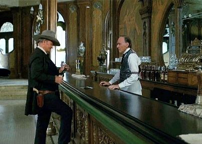 John Wayne al saloon.jpg