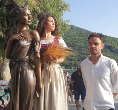 Lartista-Emanuele-Stifano-dinanzi-alla-sua-opera-nel-giorno-dellinaugurazione.jpg