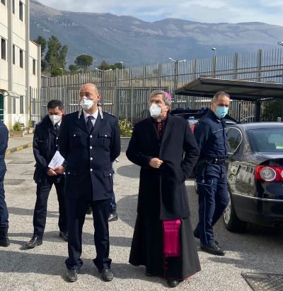 Mons Savino al carcere1.jpg
