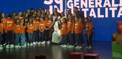Papa Francesco con i ragazzi.jpg