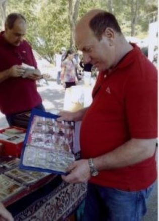 Rocco Atene  alla bancarella di un mercatino.jpg