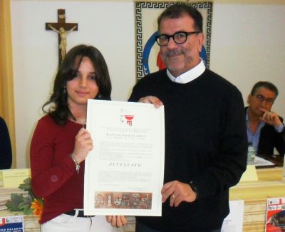 Una ragazza consegna l'attestato a Demma.JPG