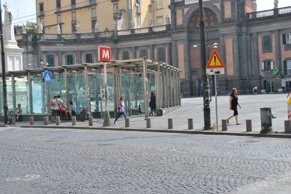 aa fig. 13 - Ingresso stazione metropolitana di Piazza Dante.jpg