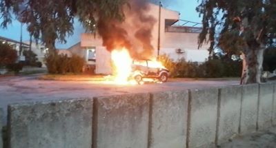 auto incendiata ai laghi.jpg