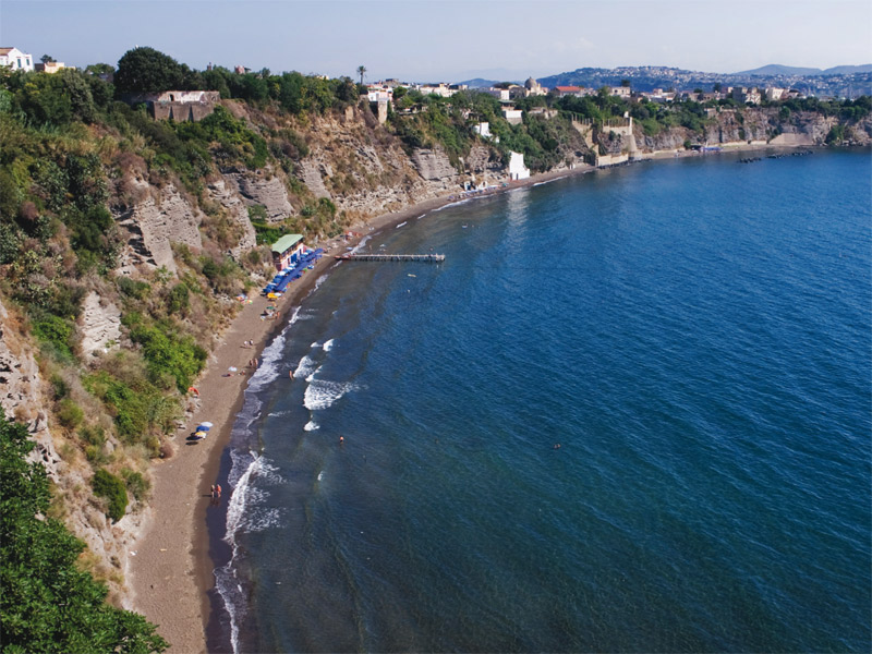 fig. 11 - Una spiaggia di Procida.jpg