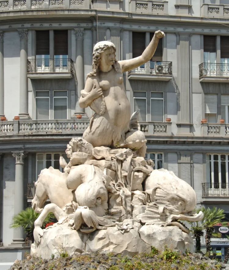 partenope fontana.jpg