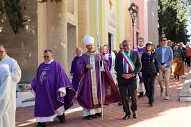 processione vescovo, papasso e comandante.jpg