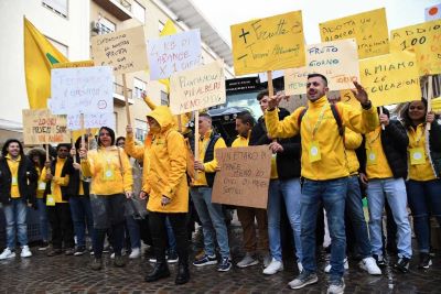 protesta dei giovani agricoltori della Coldiretti al Villaggio contadino di Cosenza per salvare la frutta italiana.jpg