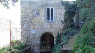 z 9 -Unico edificio dell'isola.jpg